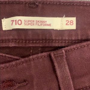 Levi’s maroon skinny jean